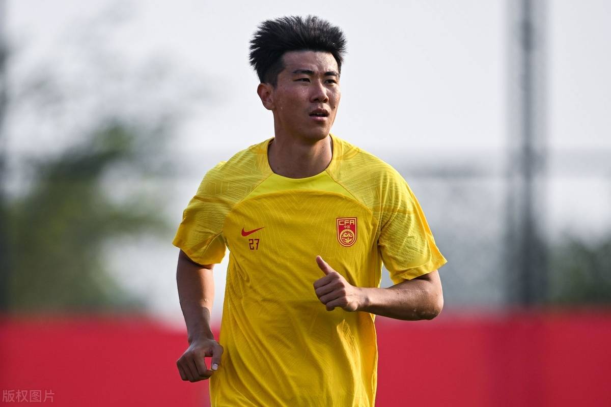 今晨体能课后；武汉三镇官宣签约备战葡超；管理层满意；控场能力受关注的简单介绍