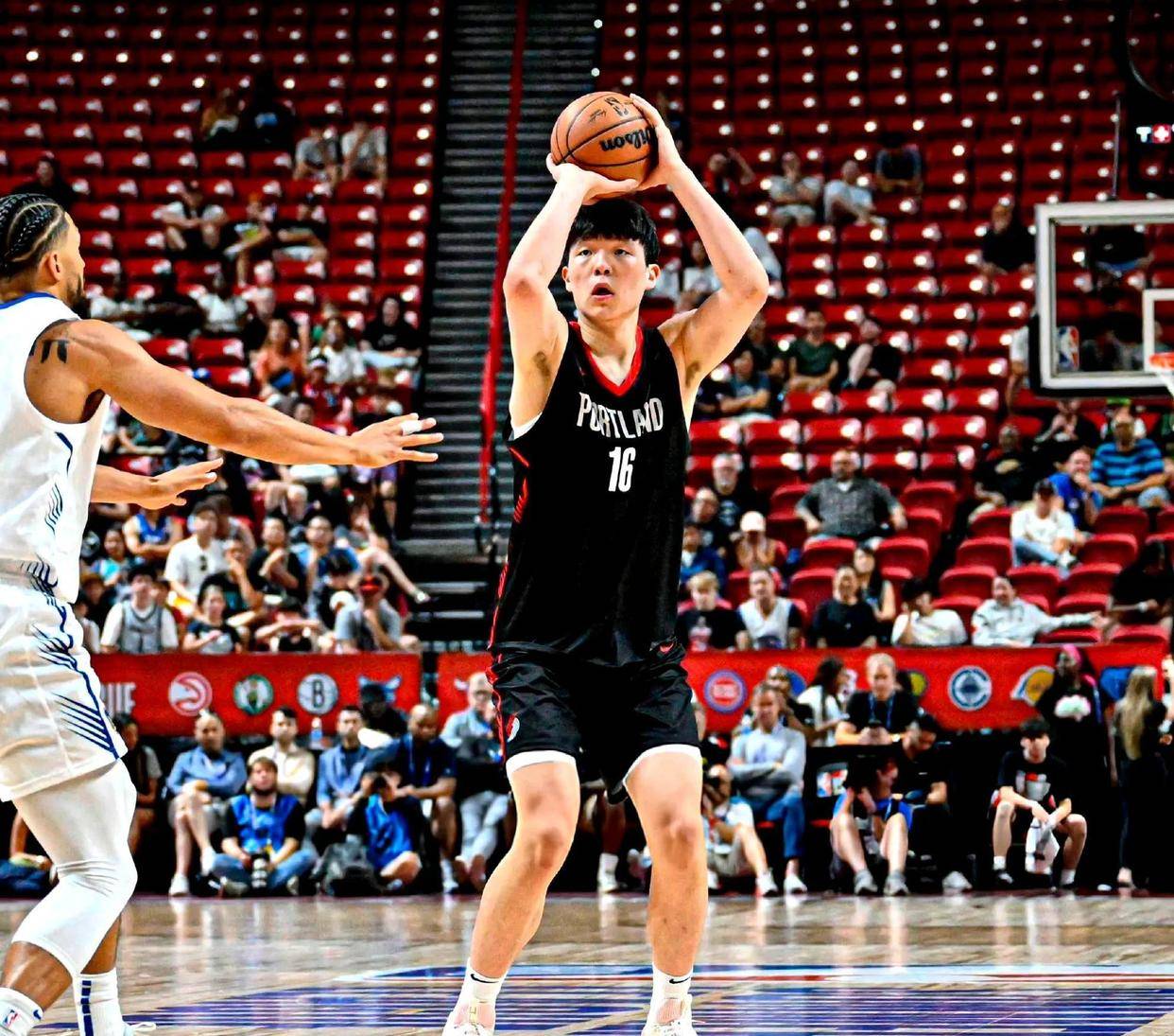 赛地聚焦：CBA季后赛清晨热度飙升，巴黎圣日耳曼复出首秀，气氛紧张，球探报告显示潜力的简单介绍