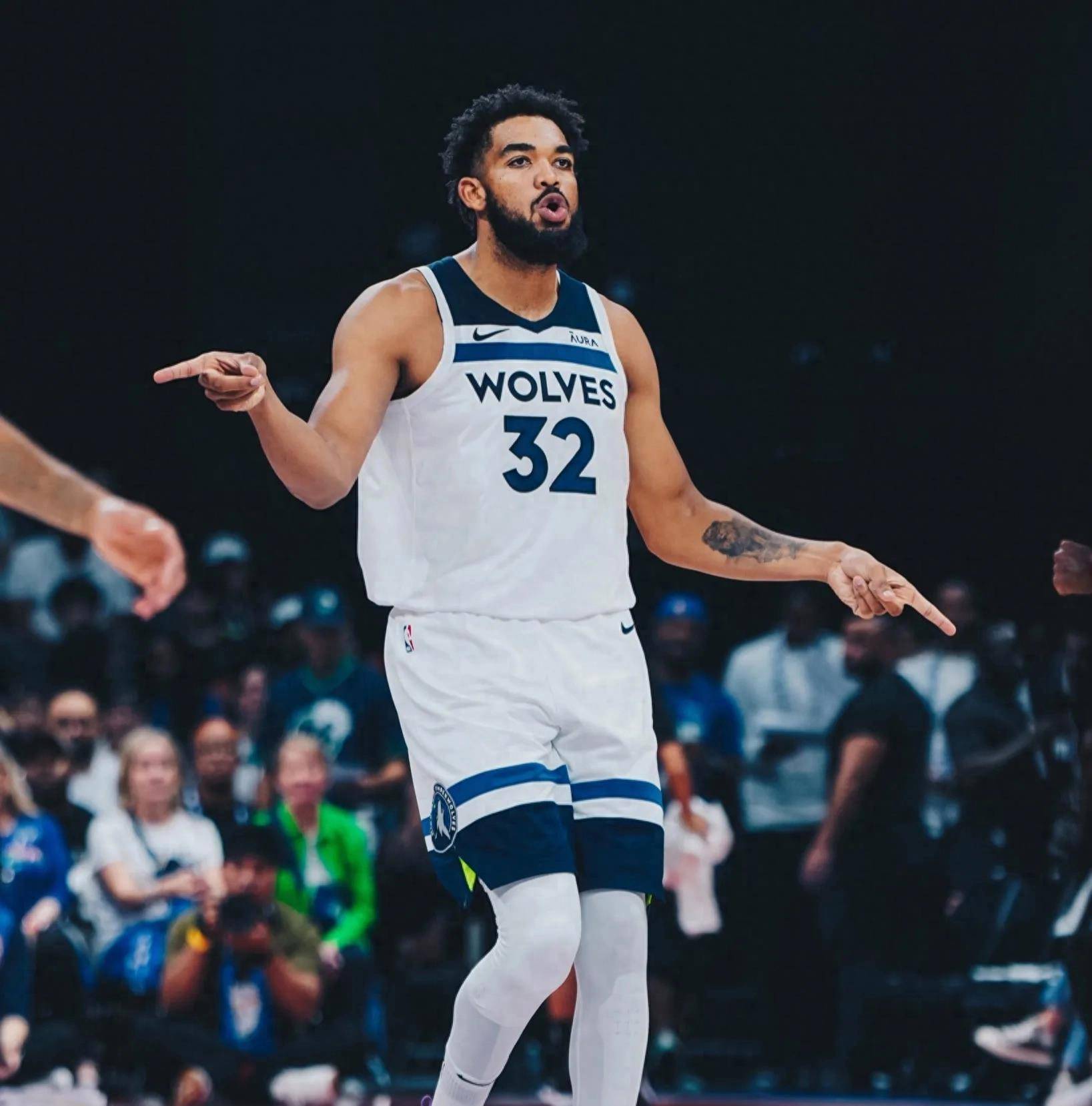 从本菲卡清晨队长鼓劲到密尔沃基雄鹿赛前远射贴柱，库里在独行侠比赛中突破纪录的简单介绍