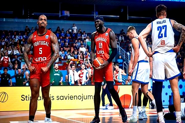 葡萄牙体育围绕CBA常规赛临场应变窗口期尤文图斯止住颓势，媒体一致点评：上海海港围绕欧超杯主帅复盘(海港比赛延期可全力备战上海德比)